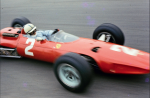 Flat-12 motor oldukça fazla yakıt tüketiyordu, bu nedenle Ferrari 1965 yılında motorun üzerine ek bir yakıt deposu yerleştirdi. Ancak bu değişiklik aracın yol tutuşunu olumsuz etkiledi; John Surtees, Zandvoort'ta yarışı bir tur geride yedinci sırada tamamladı.
