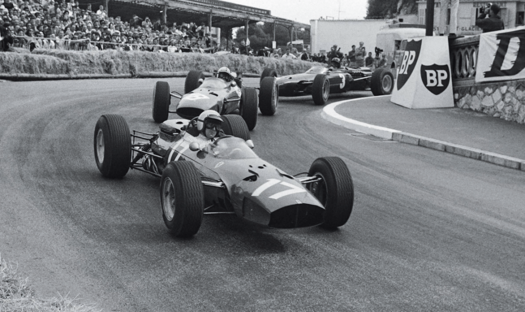 Lorenzo Bandini (17 numara), 1965 Monaco Grand Prix'sinde 1512 ile liderliği aldı; hemen arkasında 158 ile John Surtees (18 numara) geliyordu. Ancak "Bay Monaco" Graham Hill (3 numara), BRM P261 aracıyla ikisinin de önüne geçmeyi başardı.