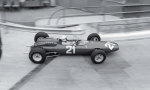 John Surtees, 158 F1 ile Dünya Şampiyonu olmayı başarsa da, araç başlangıçta güvenilir değildi. Monaco'da beşinci sıradayken şanzıman arızası yaşadı ve bu sorun onu yarıştan çekilmeye zorladı.
