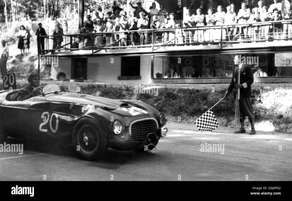 Luigi Chinetti, 11 Temmuz 1949'da Belçika Spa-Francorchamps'ta düzenlenen 24 Saat yarışında Ferrari'siyle bitiş çizgisini geçerken.