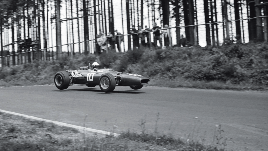 John Surtees’in Haziran 1966’da Ferrari’den ayrılmasının ardından Mike Parkes takıma katıldı, ancak o da fazla ağır 312’den sonuç almayı başaramadı; burada, Nürburgring'de yarışın daha ilk turunda pist dışına çıktı.