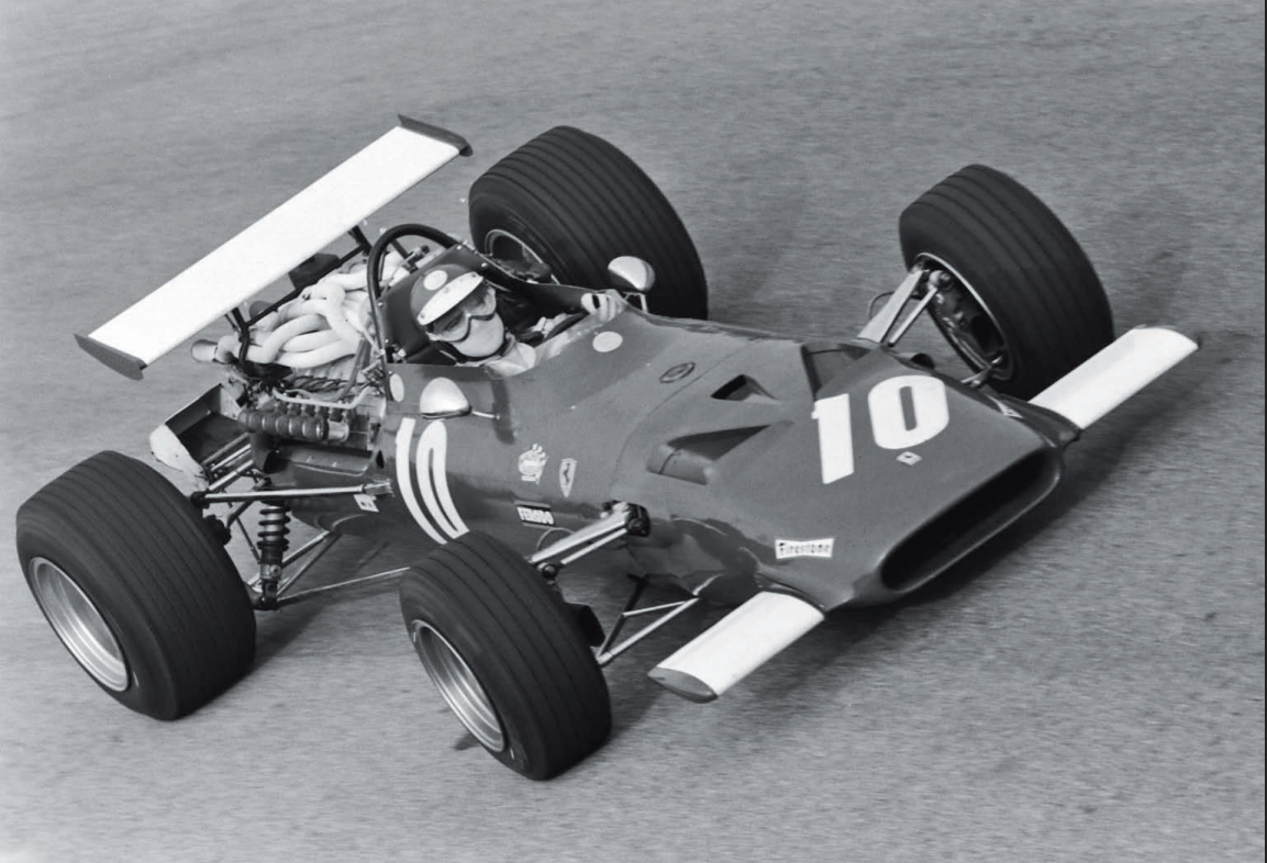 1969’da Ferrari, dönemin aerodinamik eğilimlerine uyarak araca çeşitli kanat ve eklentiler ekledi; ancak bu ve yapılan ek motor modifikasyonları, Chris Amon’u tatmin etmedi ve sezon ortasında takımdan ayrıldı. Fotoğrafta görülen Ernesto Brambilla, İtalya Grand Prix’si için geçici olarak göreve getirildi ancak sonradan yerini Pedro Rodriguez’e bıraktı.