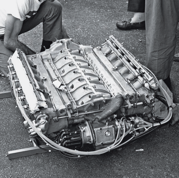 Ferrari’nin düz-12 motoru, uçağın kanadına yerleştirilebilecek bir motor isteyen Franklin uçak şirketi ile yapılan bir iş birliğinden türetilmiştir. Bu motorun 3 litrelik versiyonu, Ferrari'nin Formula 1 araçlarına on yıl boyunca güç sağlamıştır.